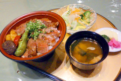 牛ロースステーキ丼セット　1,265円(税込)